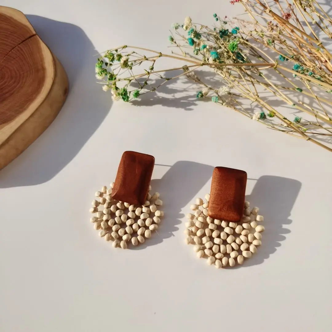 2021 New style retro personality simple braided geometric round beaded wooden earrings earrings
2021 New style retro personality simple braided geometric round beaded wooden earrings earrings