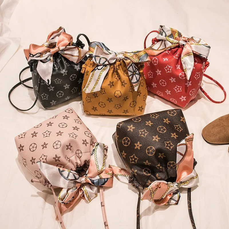 Best-selling ladies printed bucket hand bag 2020 Korean edition new silk scarf bowknot one-shoulder mobile phone small bag, Red,black,tan,coffee,pink
Best-selling ladies printed bucket hand bag 2020 Korean edition new silk scarf bowknot one-shoulder mobile phone small bag, Red,black,tan,coffee,pink
