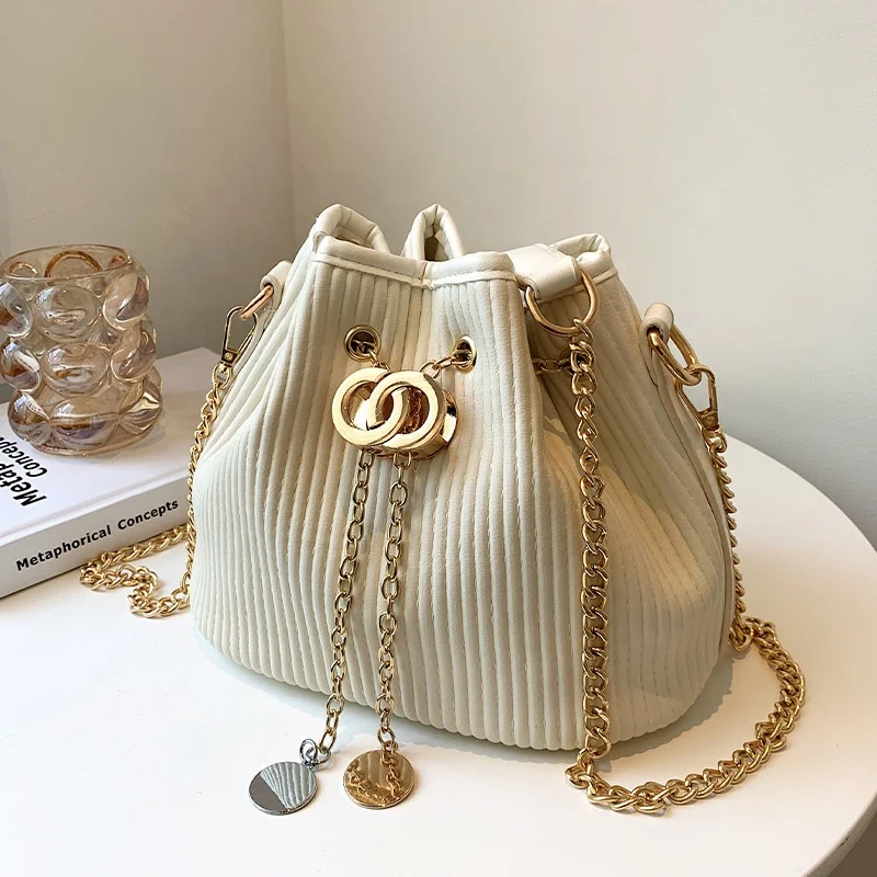 2021 handbags New trend fold striped pu leather fashion lady messenger bag high quality tag chain decoration bucket bag
2021 handbags New trend fold striped pu leather fashion lady messenger bag high quality tag chain decoration bucket bag