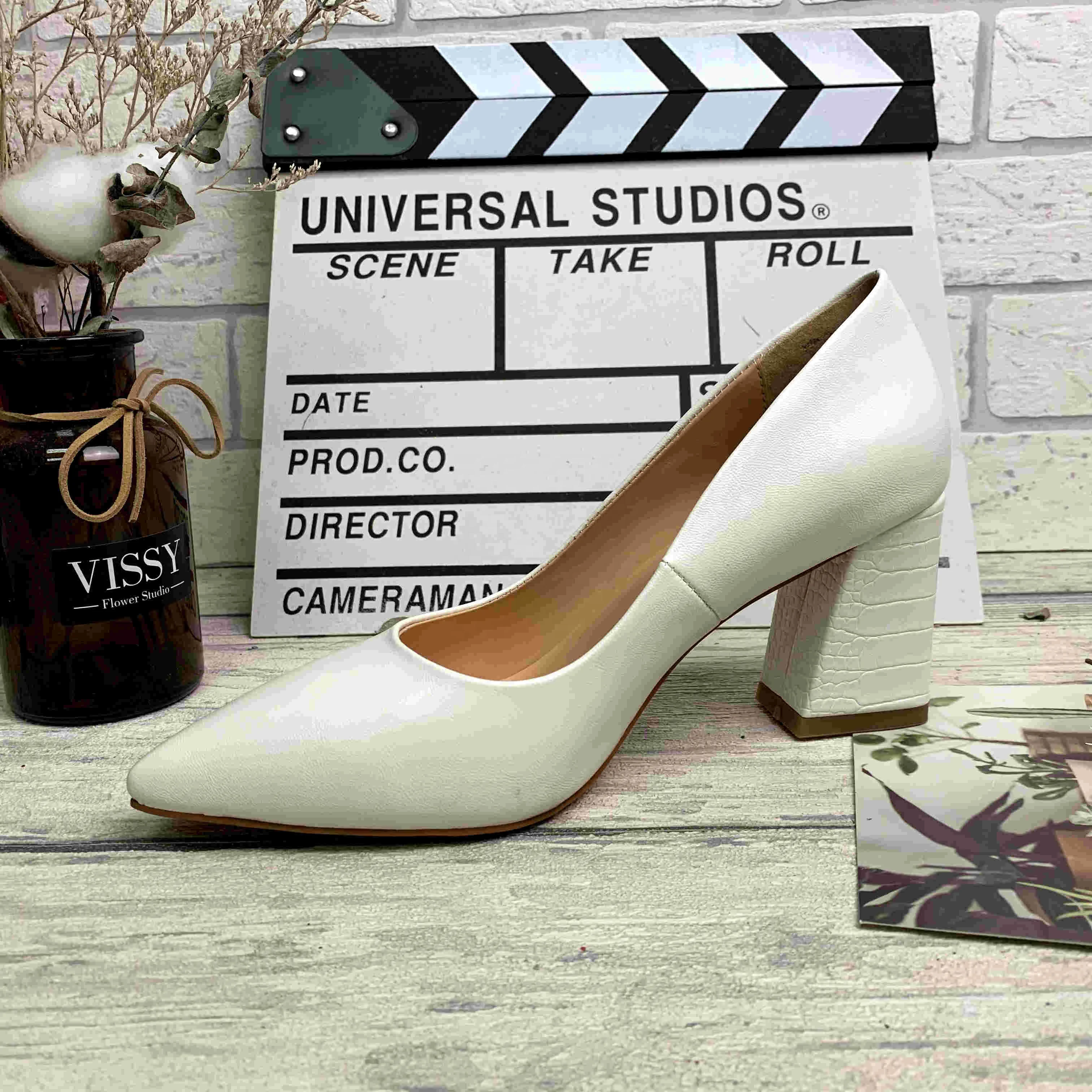 2021 spring new pointed toe solid color thick high heels crocodile pattern high heels European and American large size wholesale, Beige
2021 spring new pointed toe solid color thick high heels crocodile pattern high heels European and American large size wholesale, Beige