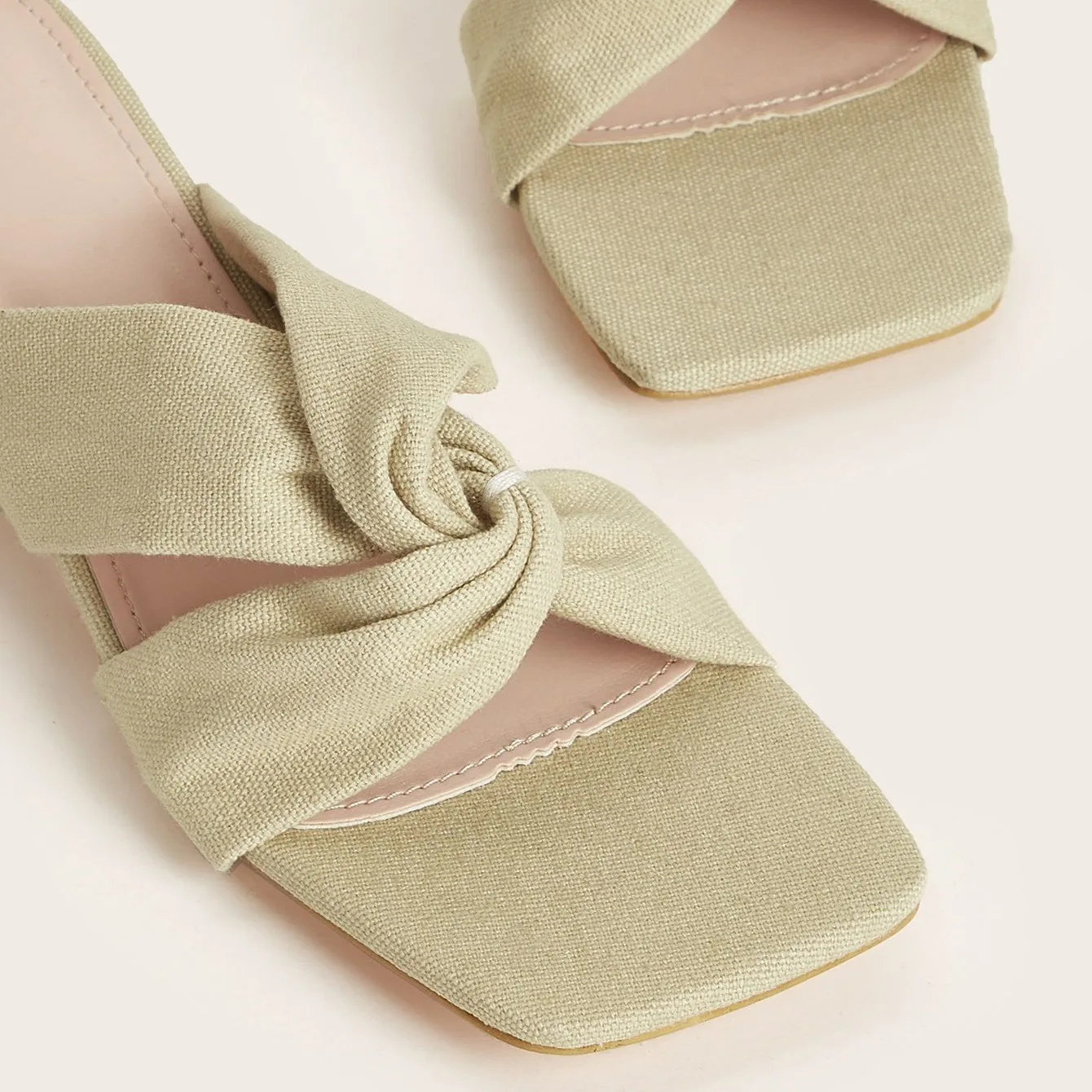 Low heeled new style outdoor slides breathable heel summer footwear for women's hike sandal women's sandals slippe micheal cost, Customized color
Low heeled new style outdoor slides breathable heel summer footwear for women's hike sandal women's sandals slippe micheal cost, Customized color