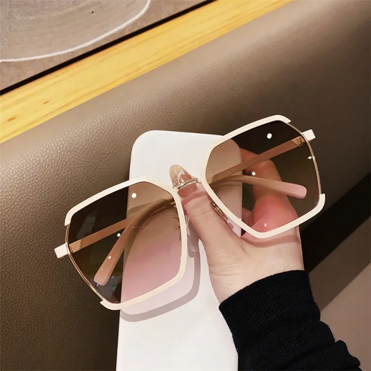 Wholesale 2023 fashion oversize irregular uv400 luxury sun glasses adult comfortable half frame trendy shades retro sunglasses
Wholesale 2023 fashion oversize irregular uv400 luxury sun glasses adult comfortable half frame trendy shades retro sunglasses
