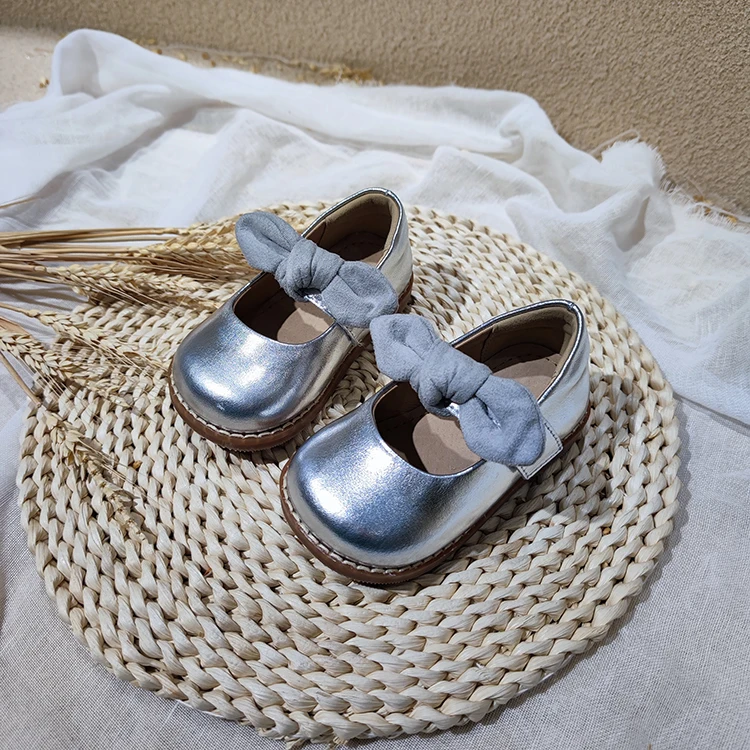 Children's fashion shoes 2021 spring and summer new girls soft-soled gold and silver small leather shoes
Children's fashion shoes 2021 spring and summer new girls soft-soled gold and silver small leather shoes