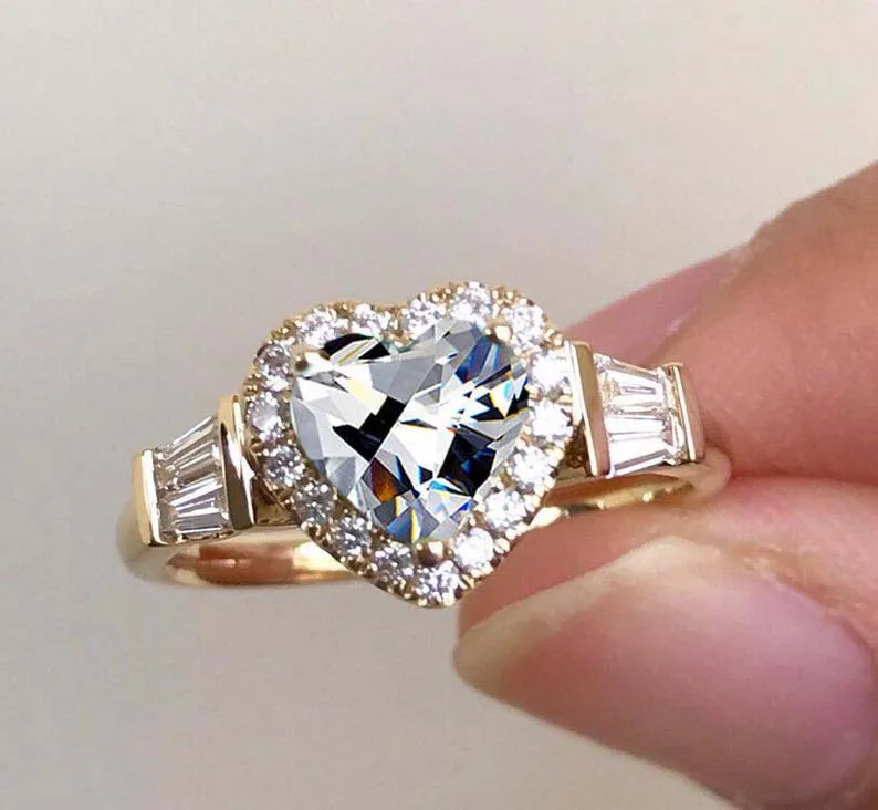 Hot selling European and American fashion jewelry new real gold plating inlaid peach heart zircon engagement ring
Hot selling European and American fashion jewelry new real gold plating inlaid peach heart zircon engagement ring