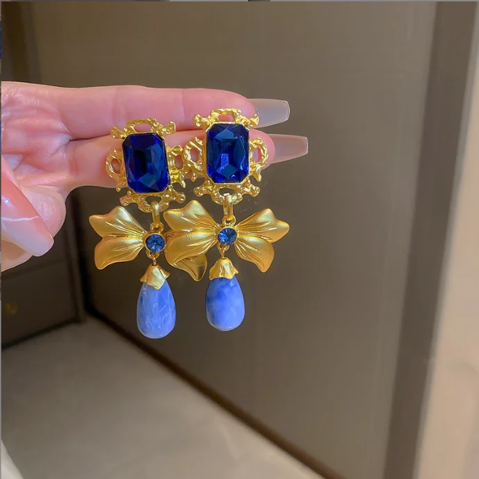 Luxury Baroque Style Crystal flower Drop Earrings for Women Enamel Blue Lotus Dangle Earrings girl Jewelry Accessories
Luxury Baroque Style Crystal flower Drop Earrings for Women Enamel Blue Lotus Dangle Earrings girl Jewelry Accessories