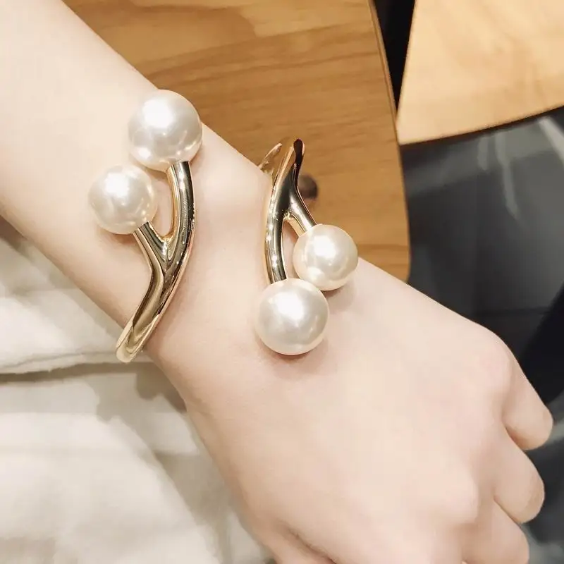 Luxury Fashion Runway Jewelry Bracelet Women 2021 New Statement Big Pearls Cuff Bracelets & Bangles
Luxury Fashion Runway Jewelry Bracelet Women 2021 New Statement Big Pearls Cuff Bracelets & Bangles