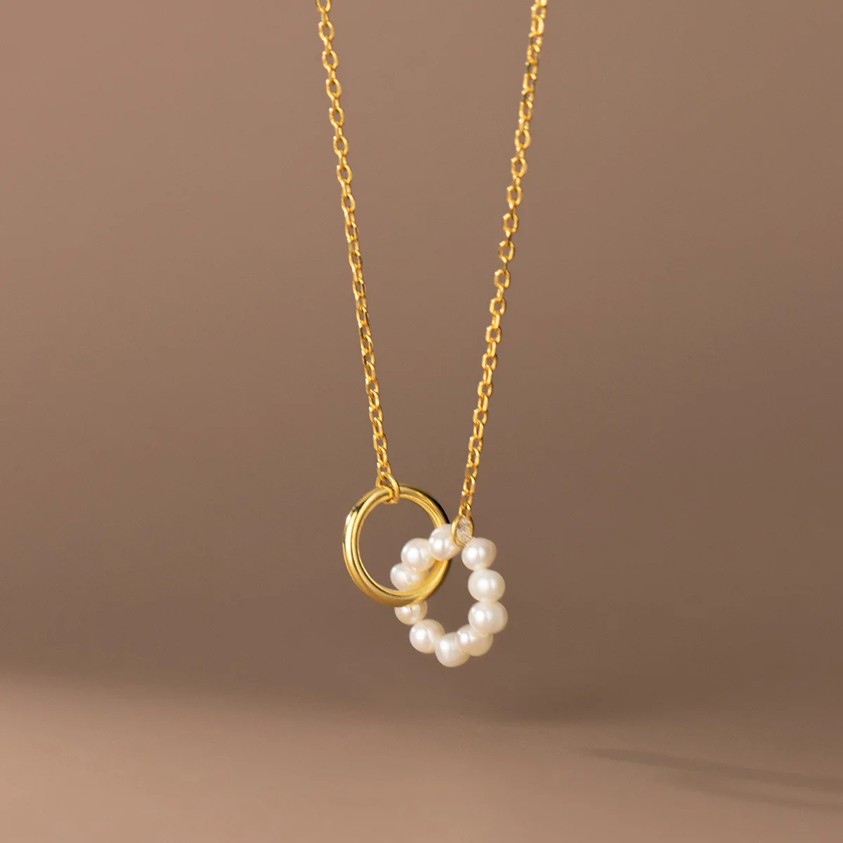fashion jewelry 925 sterling silver circular natural small pearls round circle pendant gold plated necklaces for women
fashion jewelry 925 sterling silver circular natural small pearls round circle pendant gold plated necklaces for women