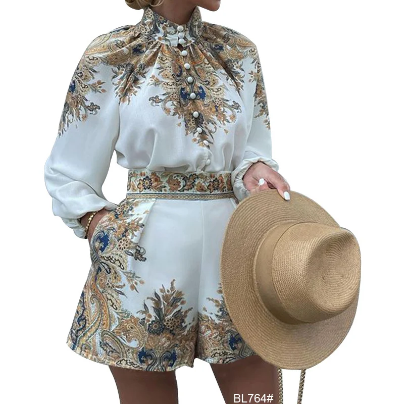 European and American women's wear 2021 new printing long sleeve collar short pants two-piece set
European and American women's wear 2021 new printing long sleeve collar short pants two-piece set