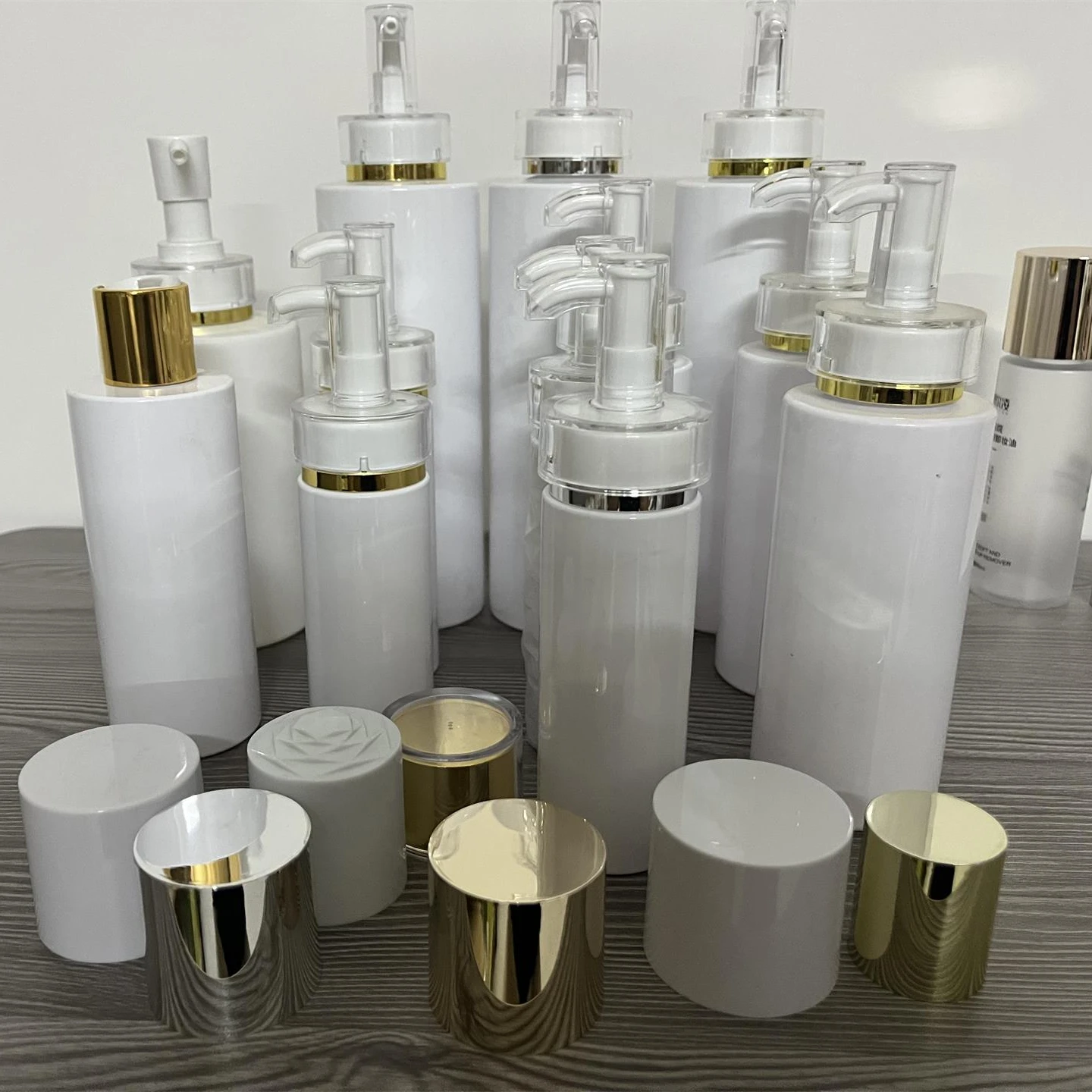 100ml200ml250ml500ml PET Plastic White Round Bottle Shampoo Luxury Cosmetic Gold Pump Lotion Container with Gold Edge Pump Head
100ml200ml250ml500ml PET Plastic White Round Bottle Shampoo Luxury Cosmetic Gold Pump Lotion Container with Gold Edge Pump Head