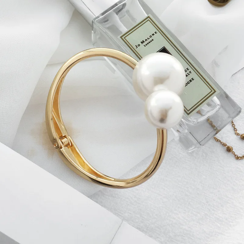 Hot selling new popular minimalist style single layer bracelet charms irregular pearl alloy bracelet for girls' jewelry
Hot selling new popular minimalist style single layer bracelet charms irregular pearl alloy bracelet for girls' jewelry