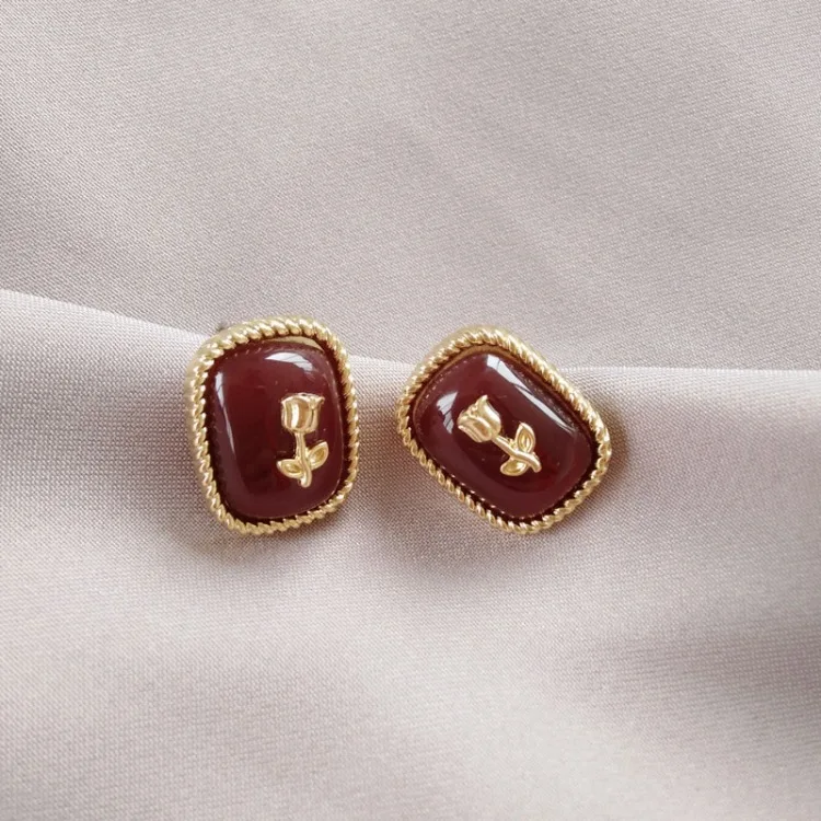 S925 silver Retro lady charm temperament Mature and elegant lady style earrings beautiful daily wear red golden rose earrings
S925 silver Retro lady charm temperament Mature and elegant lady style earrings beautiful daily wear red golden rose earrings