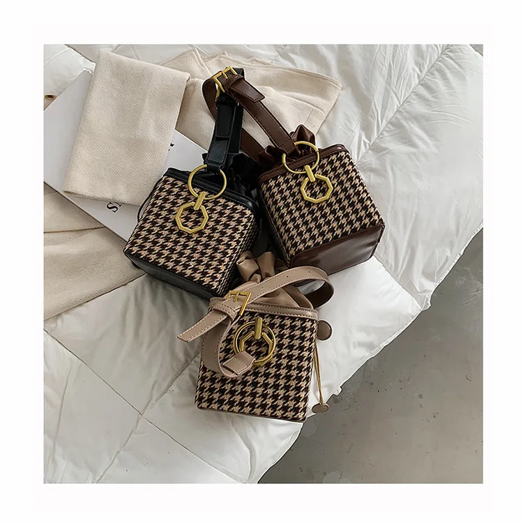 Houndstooth Bucket Bag For Women Winter Japanese Designer Plaid Personality Metal Ring Chain Purses And Handbag Drawstring Bag
Houndstooth Bucket Bag For Women Winter Japanese Designer Plaid Personality Metal Ring Chain Purses And Handbag Drawstring Bag