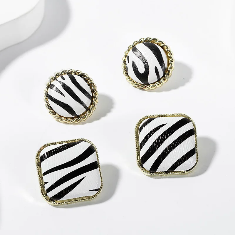 2 pairs set 2022 New Geometric 25mm Square Round Shape Earrings PU Zebra Stripe Square Stud Earrings
2 pairs set 2022 New Geometric 25mm Square Round Shape Earrings PU Zebra Stripe Square Stud Earrings