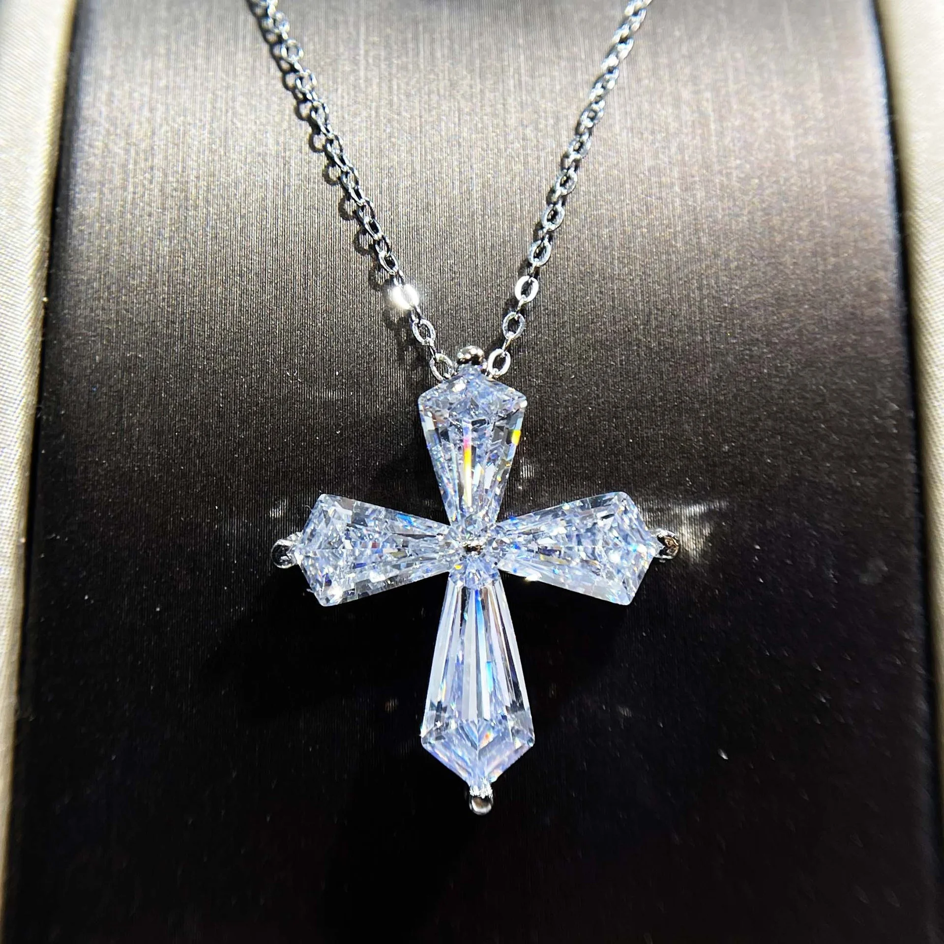 Luxury Super Flash High Carbon Crystal Cross Necklace Women Jewelry Fashion Fairy Pendant Lady Choker Necklaces Accessories
Luxury Super Flash High Carbon Crystal Cross Necklace Women Jewelry Fashion Fairy Pendant Lady Choker Necklaces Accessories