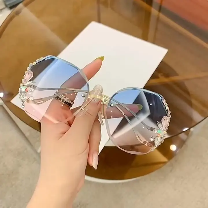 2022 new fashion rimless high-quality diamond-encrusted rhinestone polarized women sunglasses
2022 new fashion rimless high-quality diamond-encrusted rhinestone polarized women sunglasses