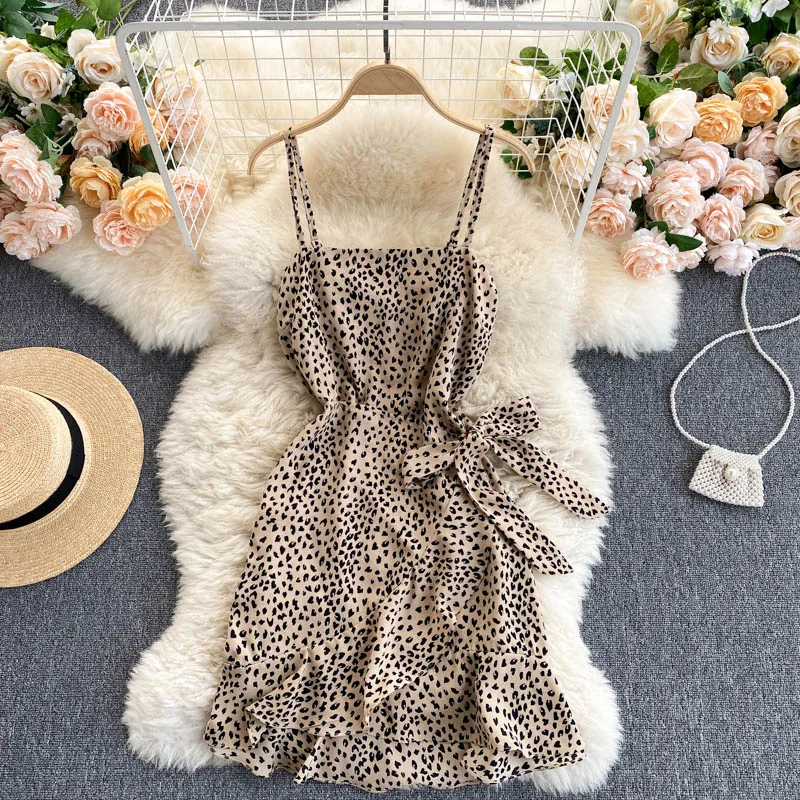 2021 new sling dress female summer temperament square neck slim short lace-up waist irregular ruffle skirt
2021 new sling dress female summer temperament square neck slim short lace-up waist irregular ruffle skirt