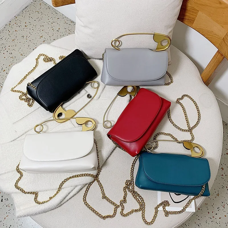 oem fashion brand Designer paperclip shape handle Chains flap women purse handbags crossbody bag
oem fashion brand Designer paperclip shape handle Chains flap women purse handbags crossbody bag