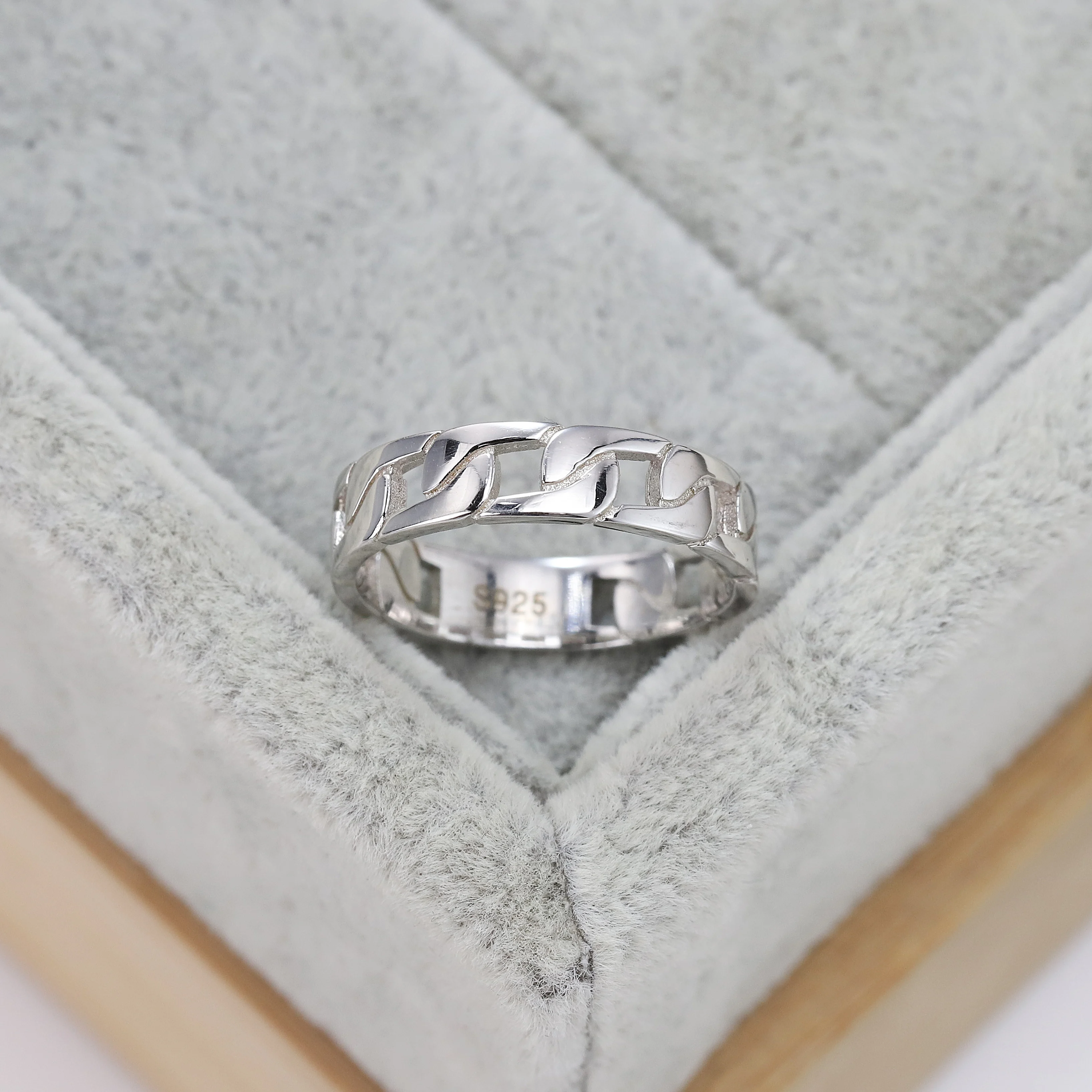 Best selling European and American S925 silver fashion wedding ring geometric creative jewelry women's gifts
Best selling European and American S925 silver fashion wedding ring geometric creative jewelry women's gifts
