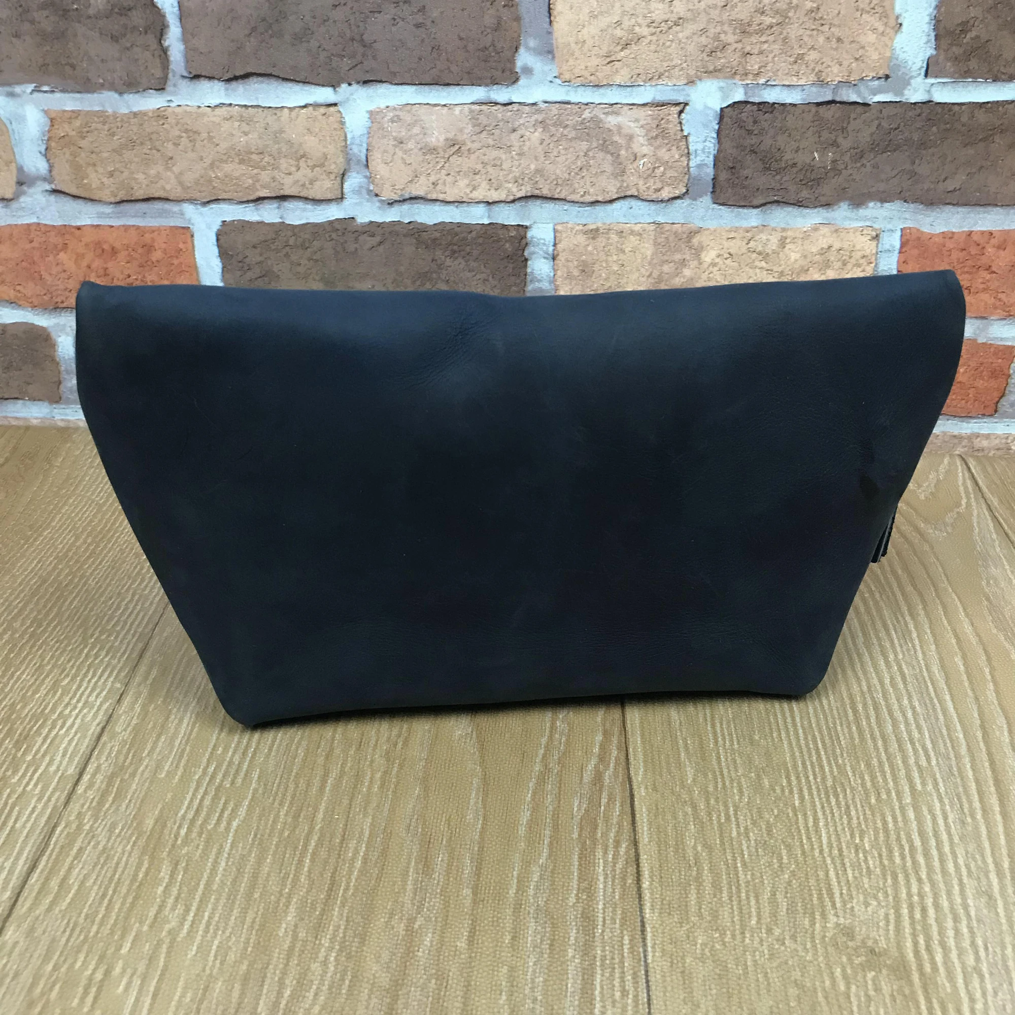 In Stock Leather Makeup Bag Vintage Genuine Leather Girlfriend Cosmetic Custom Toiletry Bag dop kit bag, Customized
In Stock Leather Makeup Bag Vintage Genuine Leather Girlfriend Cosmetic Custom Toiletry Bag dop kit bag, Customized