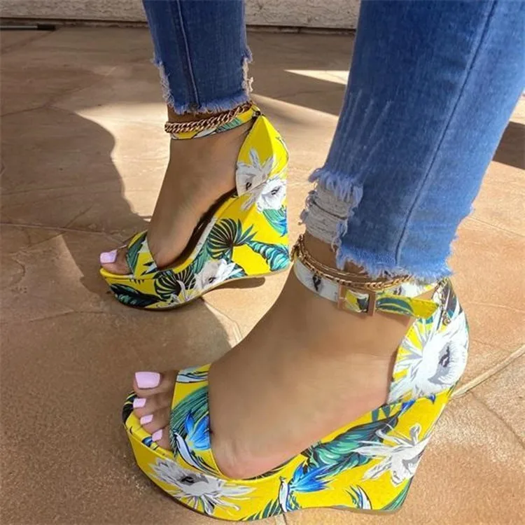 Fashion Flowers Women Heeled Sandals Roman Buckle Platform Block Heels Wedge Sandals, Red,green 
Fashion Flowers Women Heeled Sandals Roman Buckle Platform Block Heels Wedge Sandals, Red,green