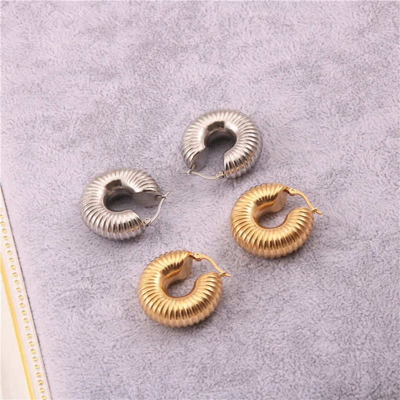 Wholesale Waterproof Tarnish Free Jewelry 18K Gold Plated Stainless Steel Spring Shaped Earrings Screw Hoop Earrings YF2306
Wholesale Waterproof Tarnish Free Jewelry 18K Gold Plated Stainless Steel Spring Shaped Earrings Screw Hoop Earrings YF2306