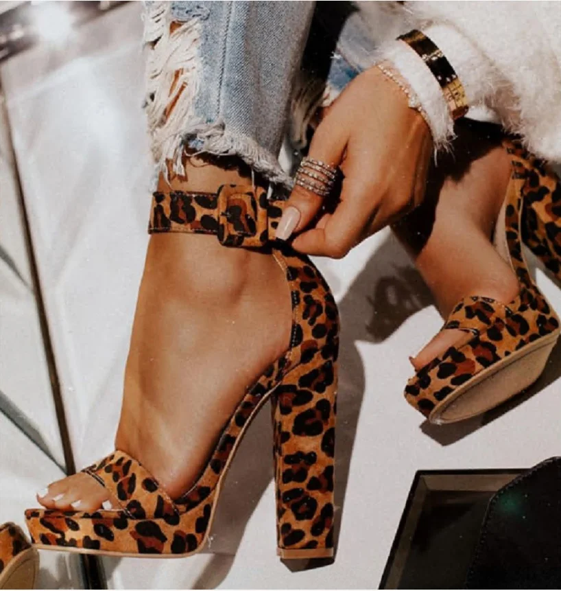 Sexy Animal Printing Leopard Suede Women Dress Shoes 2020 Chunky Heel Platform Ankle Strap Pumps Fashion Gladiator Sandals
Sexy Animal Printing Leopard Suede Women Dress Shoes 2020 Chunky Heel Platform Ankle Strap Pumps Fashion Gladiator Sandals