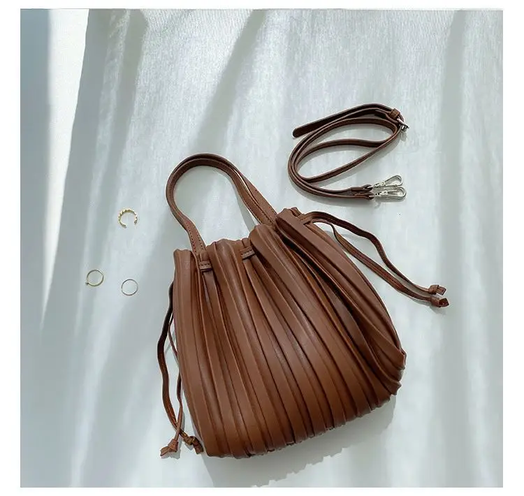 Autumn and winter Korean version new pattern fashion originality stripe One shoulder Diagonal package PU Handbag woman, Blue
Autumn and winter Korean version new pattern fashion originality stripe One shoulder Diagonal package PU Handbag woman, Blue