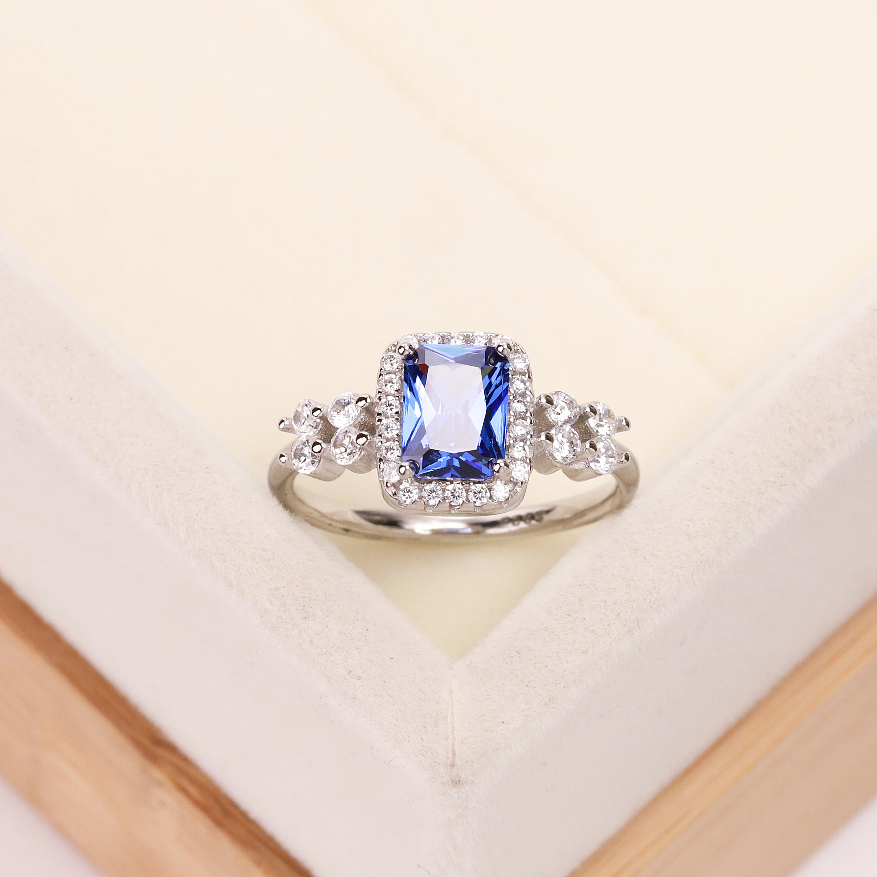 Best-selling Europe and the United States S925 silver wedding ring deep blue zircon ms square crystal jewelry luxury gifts
Best-selling Europe and the United States S925 silver wedding ring deep blue zircon ms square crystal jewelry luxury gifts