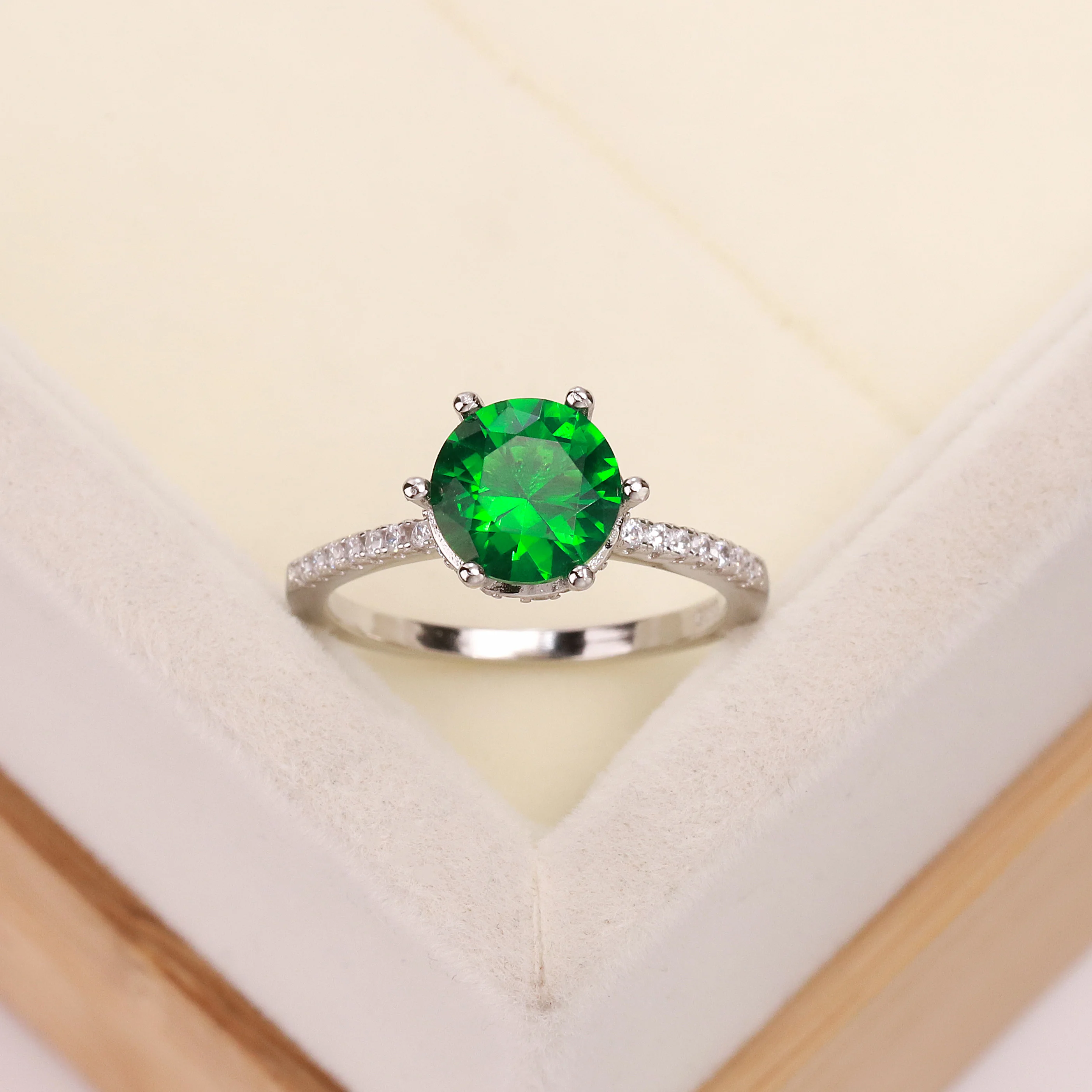 Best selling European and American S925 silver wedding ring six claw round zircon Lady Green crystal jewelry lady gift
Best selling European and American S925 silver wedding ring six claw round zircon Lady Green crystal jewelry lady gift