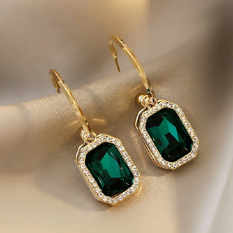 Vintage Simple Design 18k Gold Plated Green Crystal Rhinestone Geometric Earrings Square Emerald CZ Earrings For Women
Vintage Simple Design 18k Gold Plated Green Crystal Rhinestone Geometric Earrings Square Emerald CZ Earrings For Women