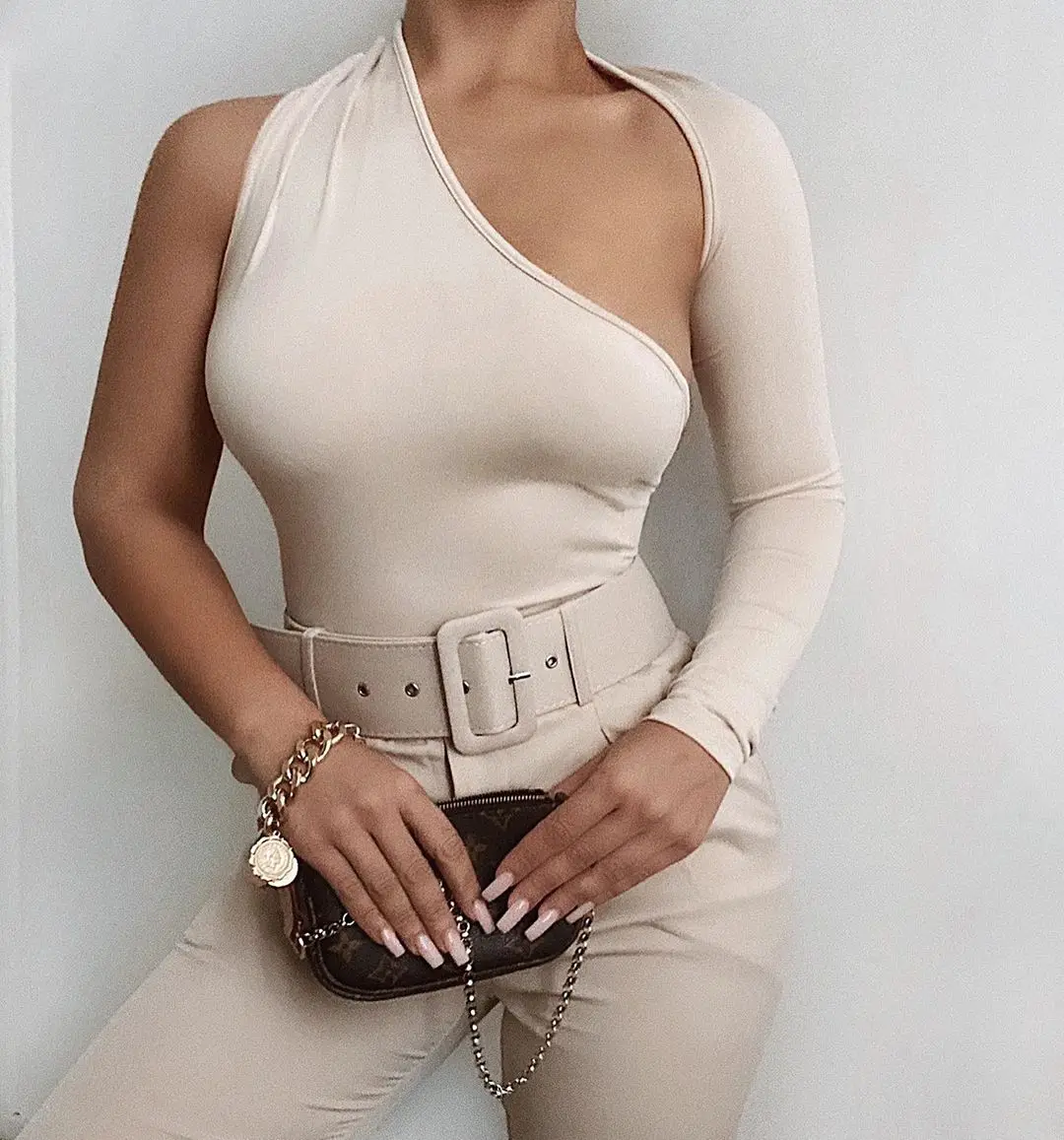 Sexy one-shoulder bodysuit 2021 European and American spring and summer street temperament commuter milk silk bottom shirt 
Sexy one-shoulder bodysuit 2021 European and American spring and summer street temperament commuter milk silk bottom shirt