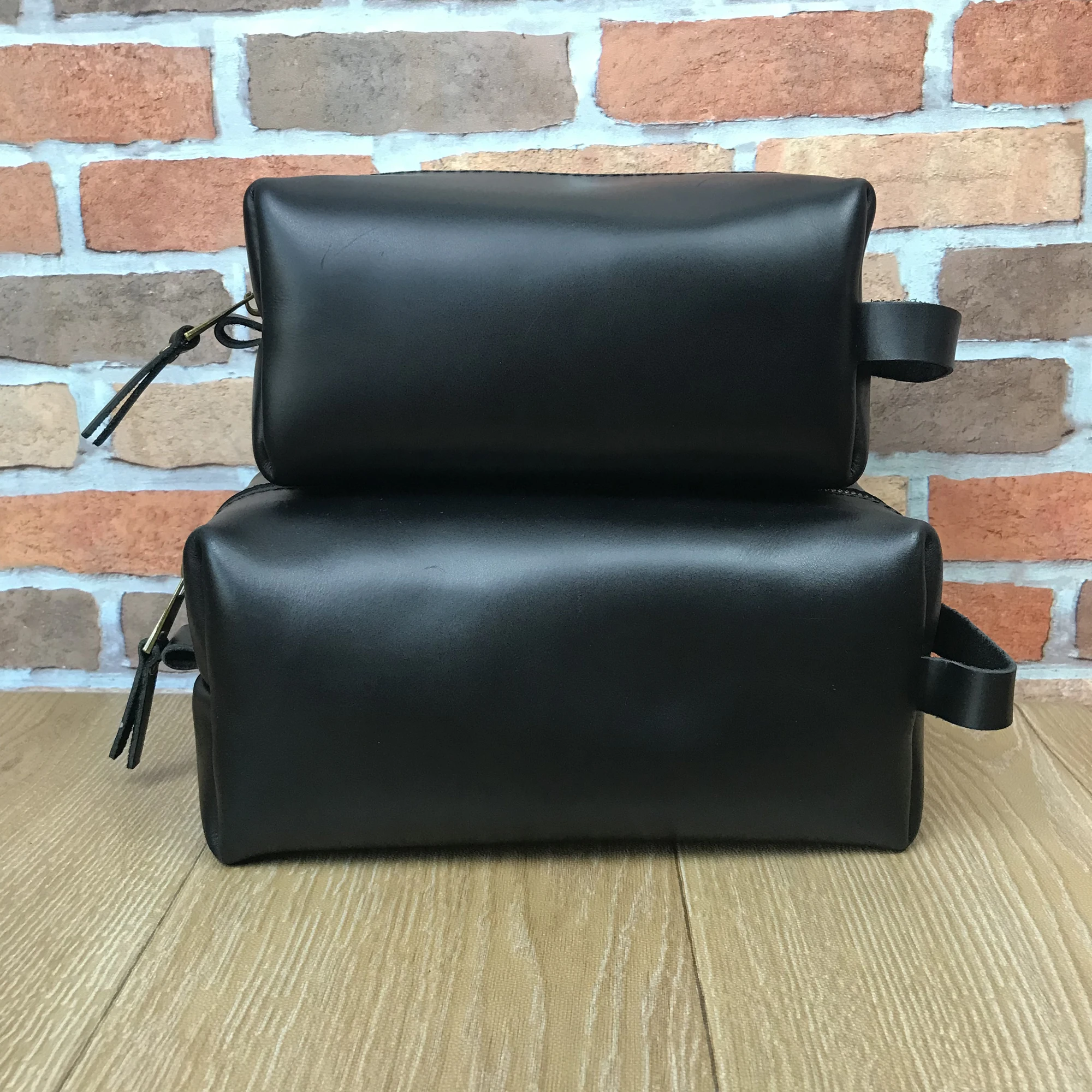 In Stock Cowhide Leather Custom Makeup Travel Cosmetic Bag Waterproof Toiletry Bags Large Capacity Dopp Kit Bag, Customized
In Stock Cowhide Leather Custom Makeup Travel Cosmetic Bag Waterproof Toiletry Bags Large Capacity Dopp Kit Bag, Customized