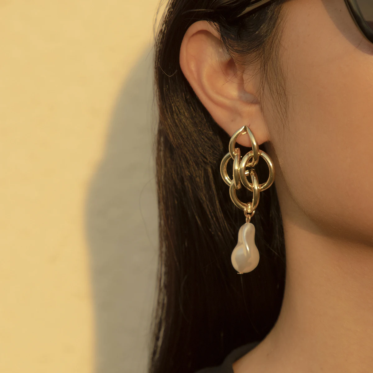 SHIXIN Trendy Symmetrical Gold Cross Chain Earring Female Long White Pearl Circle Infinity Drop Earring for Women Jewelry
SHIXIN Trendy Symmetrical Gold Cross Chain Earring Female Long White Pearl Circle Infinity Drop Earring for Women Jewelry