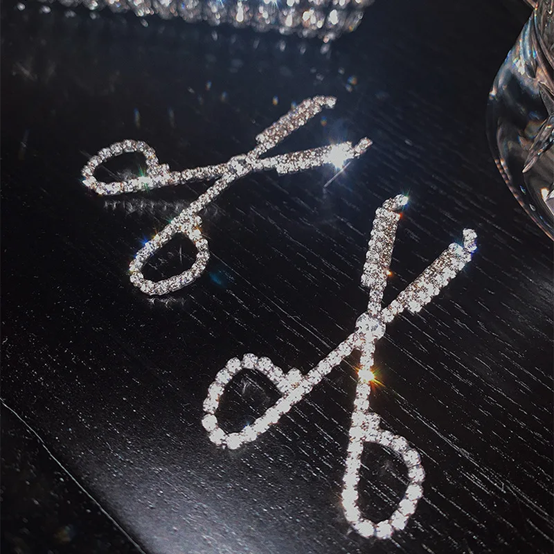 2020 new arrivals fashion rhinestone scissors earrings simple personality long earrings jewelry women(EJR2251)
2020 new arrivals fashion rhinestone scissors earrings simple personality long earrings jewelry women(EJR2251)