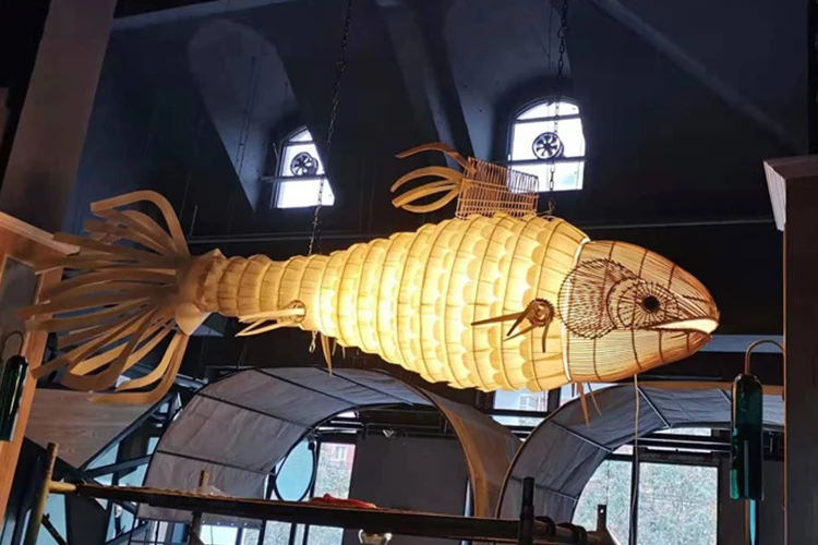 Customized handmade wood weaving fish shape rattan bamboo chandeliers for restaurant hotel pendant light
