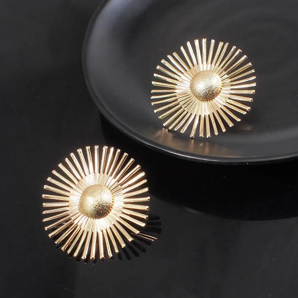 HANSIDON 2020 Hot Selling Retro Little Daisy Flower Earrings Metal Petal Korean Personality Fashion Stud Earrings, Gold
HANSIDON 2020 Hot Selling Retro Little Daisy Flower Earrings Metal Petal Korean Personality Fashion Stud Earrings, Gold