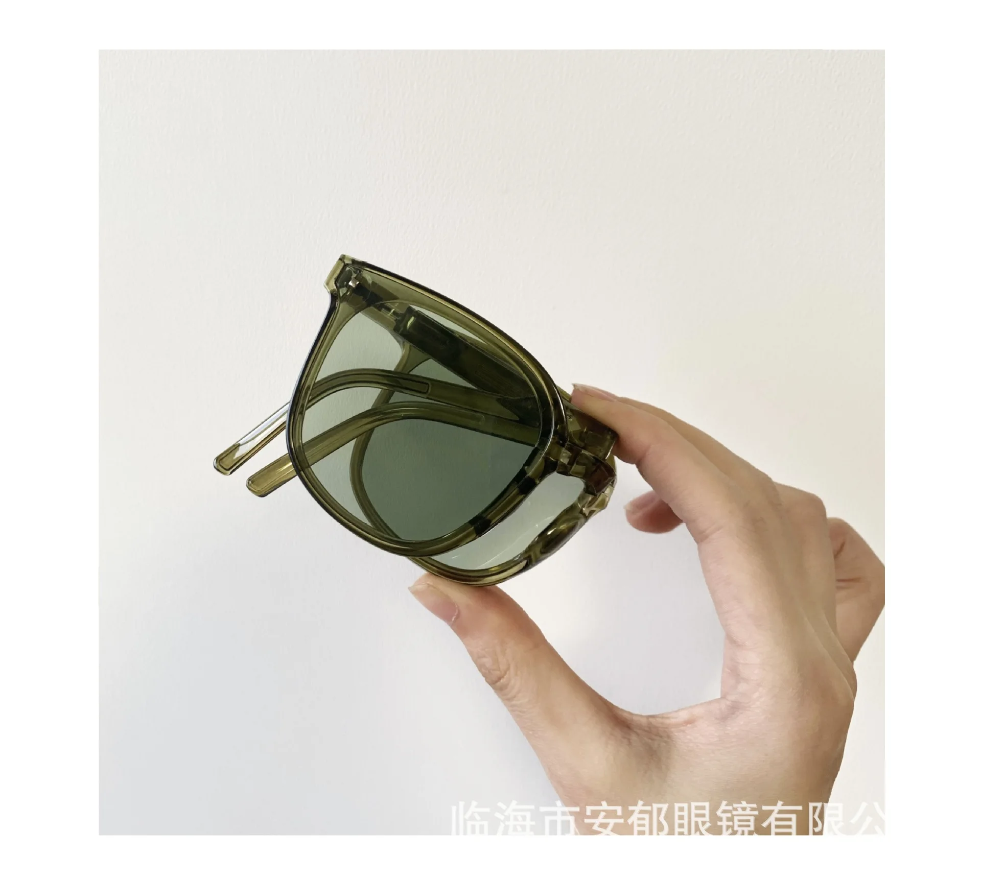 Folding Sunglasses Female New Versatile Trend UV Protection Sunglasses Male Women, 5 colors available
Folding Sunglasses Female New Versatile Trend UV Protection Sunglasses Male Women, 5 colors available