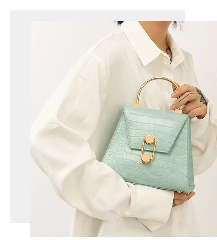 2021 new fashion personality small square hand bag female unique design handbags alligator single shoulder cross bag 
2021 new fashion personality small square hand bag female unique design handbags alligator single shoulder cross bag
