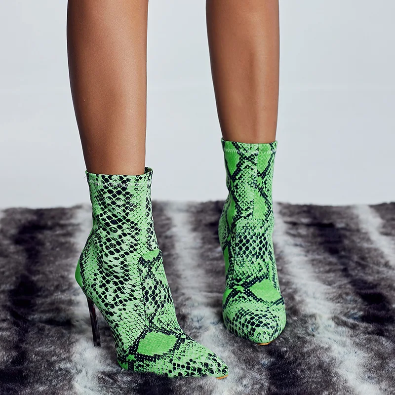 2021 New Europe and America express autumn and winter new women's shoes fluorescent snake pointed thin heel high heel medium boo
2021 New Europe and America express autumn and winter new women's shoes fluorescent snake pointed thin heel high heel medium boo