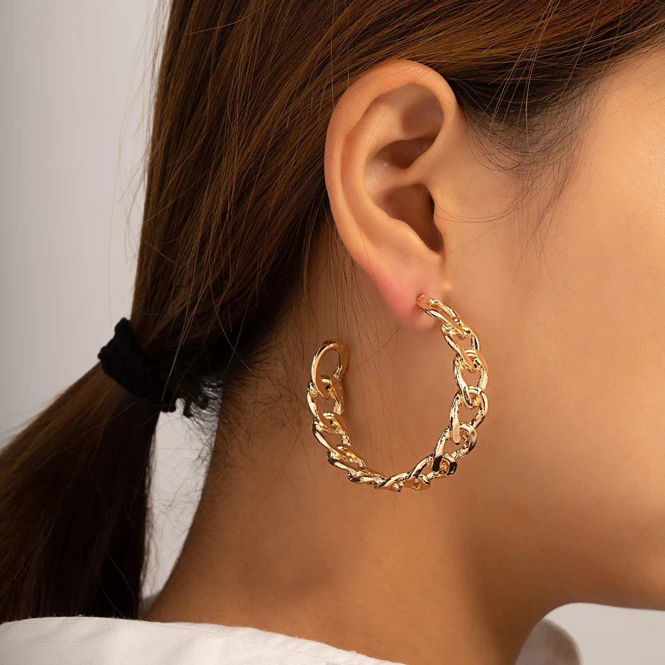 European Trendy Gold Plated Cuban Chain Hoop Earrings C Shape Curb Link Circle Earrings For Women
European Trendy Gold Plated Cuban Chain Hoop Earrings C Shape Curb Link Circle Earrings For Women