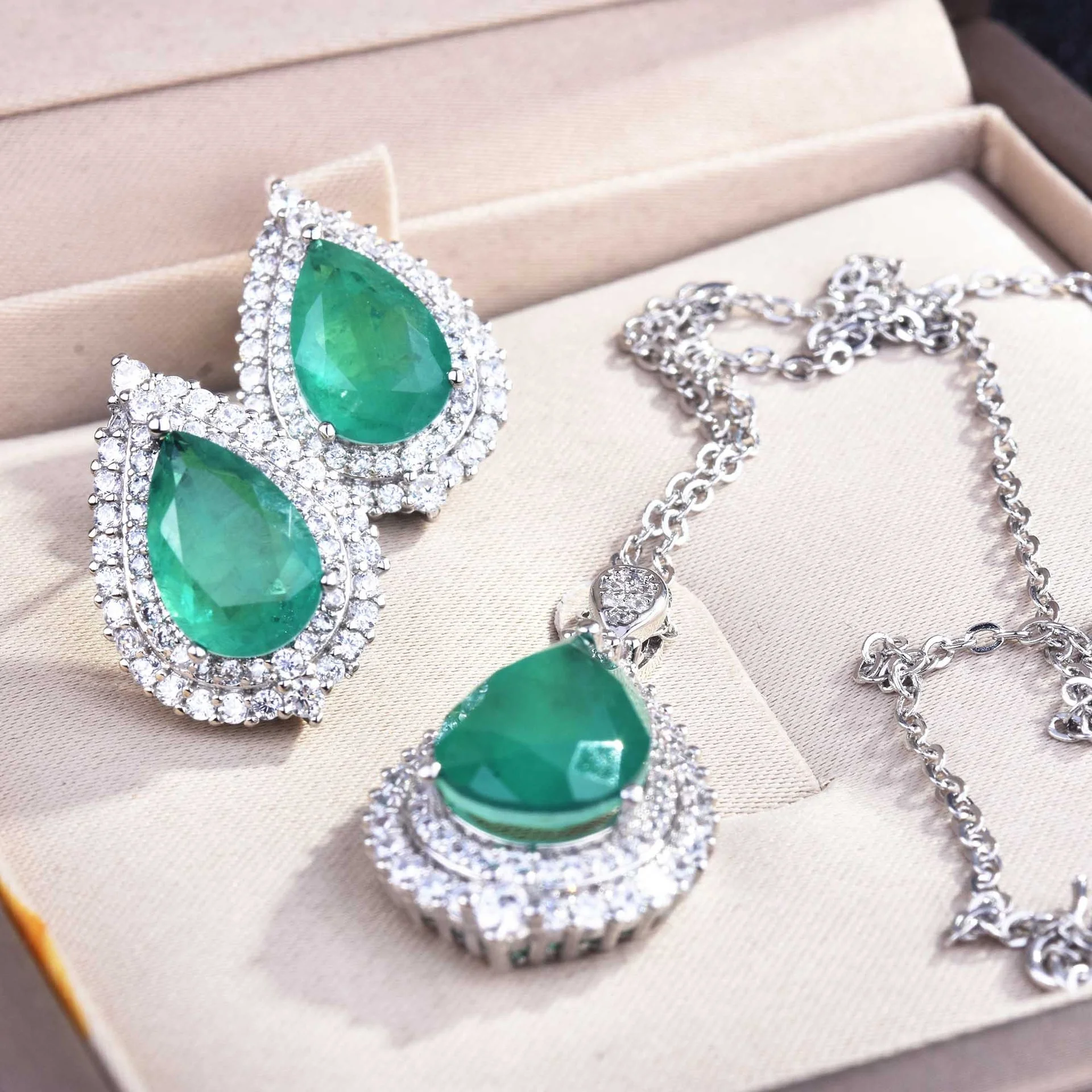 Vintage Water Drop Stud Earrings Green Cubic Zircon Luxury Pendant Necklace For Women Wedding Engagement Bridal Jewelry Gift, Picture shows
Vintage Water Drop Stud Earrings Green Cubic Zircon Luxury Pendant Necklace For Women Wedding Engagement Bridal Jewelry Gift, Picture shows