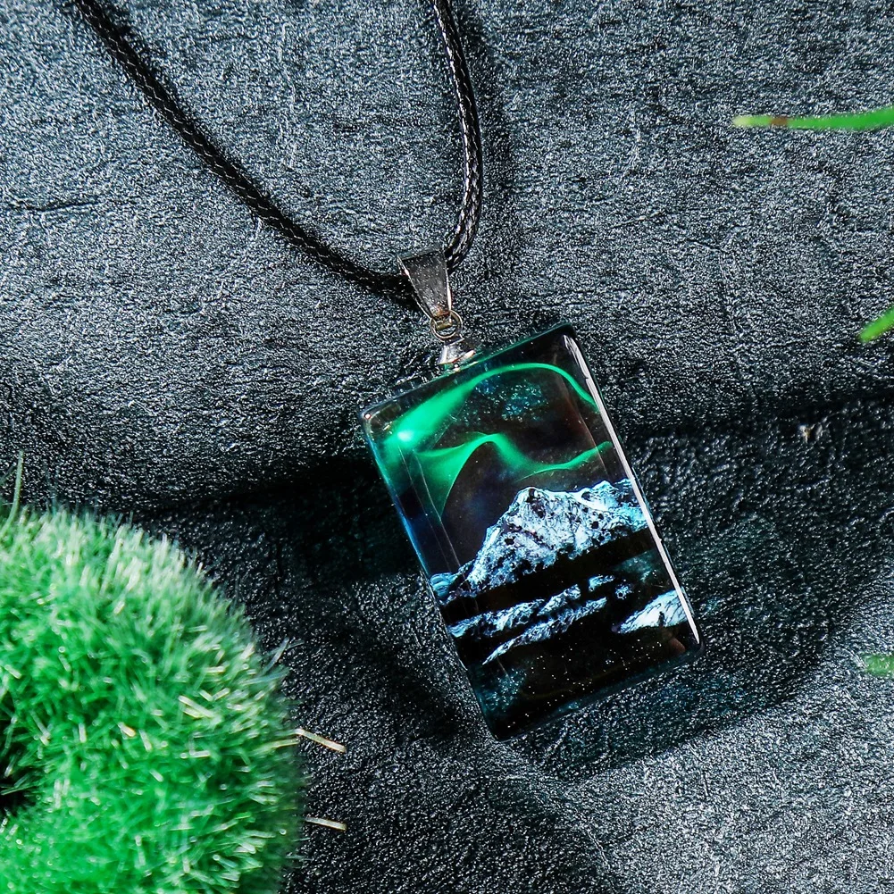Handmade Dream Aurora Micro Landscape Transparent Resin Art Pendant Snow Mountain Pendant Necklace Fashion Jewelry, Picture
Handmade Dream Aurora Micro Landscape Transparent Resin Art Pendant Snow Mountain Pendant Necklace Fashion Jewelry, Picture