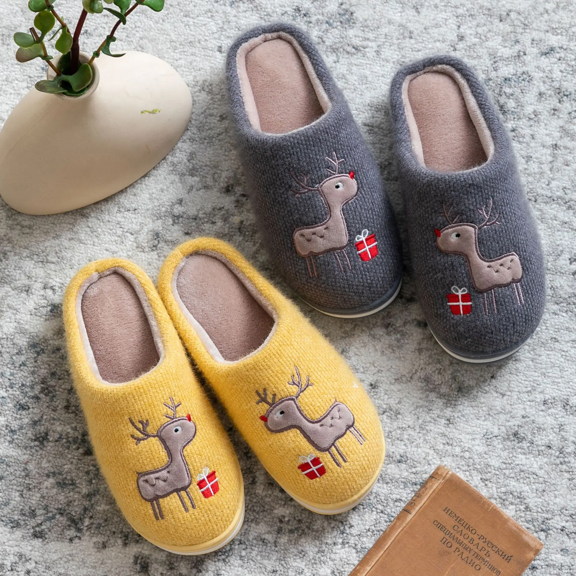 Cute Christmas deer ladies Men's home warm cotton slippers Thick soft non-slip bedroom slippers
Cute Christmas deer ladies Men's home warm cotton slippers Thick soft non-slip bedroom slippers