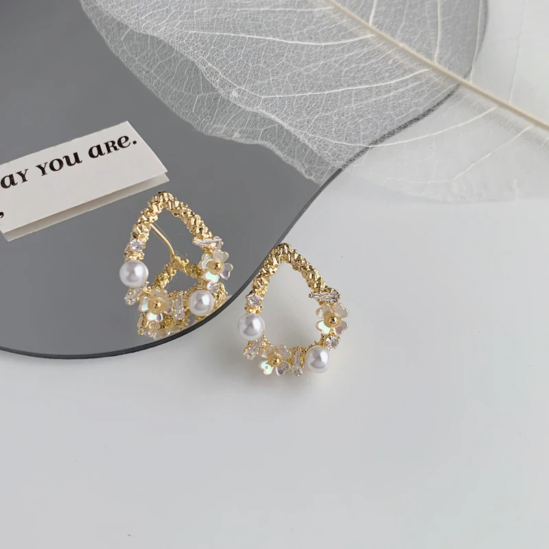 Vershal D-86 18k Gold Plated Retro Elegant Water Drop Inset Zircon Pearl Stud Earrings For Women
Vershal D-86 18k Gold Plated Retro Elegant Water Drop Inset Zircon Pearl Stud Earrings For Women