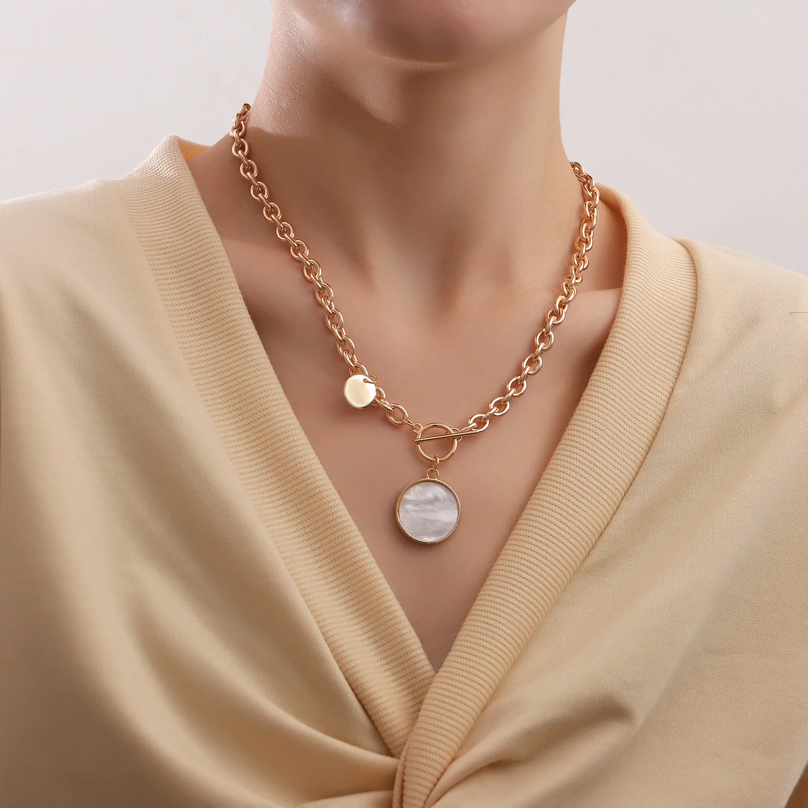New Half Chain Half Pearl Choker Necklace Jewelry Fashion Punk Gold Plated OT Buckle Round White Shell Pendant Necklace
New Half Chain Half Pearl Choker Necklace Jewelry Fashion Punk Gold Plated OT Buckle Round White Shell Pendant Necklace