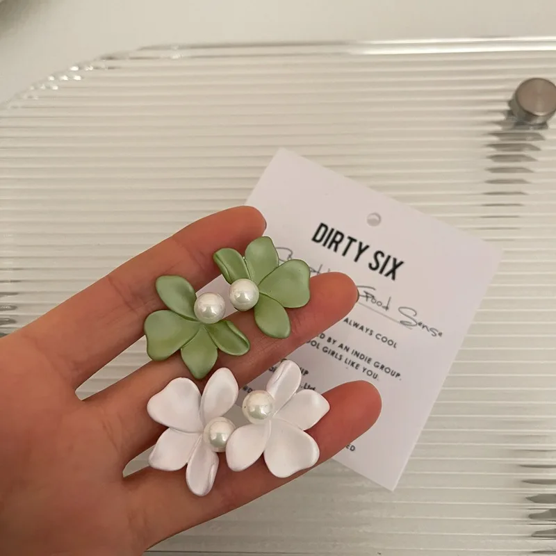 New style S925 Argento Ago Corea Carino Elegante flower shape pearl stud earrings jewelry for women elegant
New style S925 Argento Ago Corea Carino Elegante flower shape pearl stud earrings jewelry for women elegant