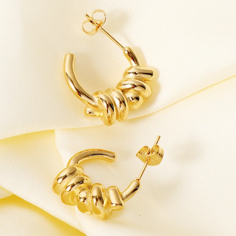European Cold Wind Stainless Steel Hoop Earring 18k Gold Plated Vintage Twine CC Hoop Earring For Girls 
European Cold Wind Stainless Steel Hoop Earring 18k Gold Plated Vintage Twine CC Hoop Earring For Girls