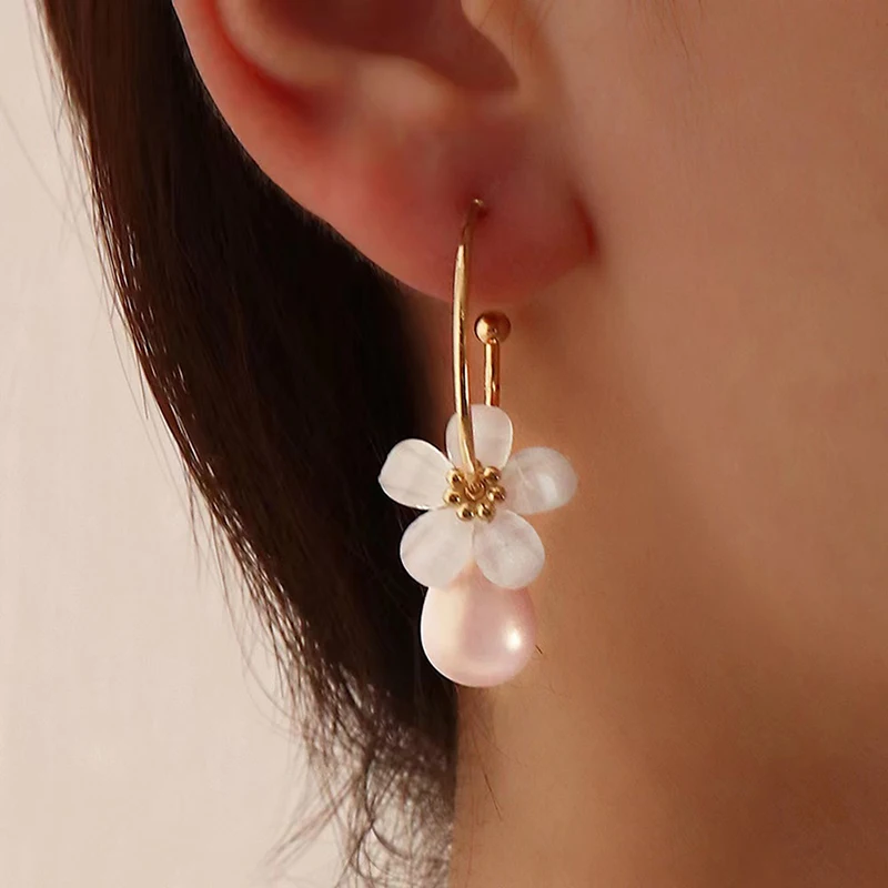 2022 European and American Hot Sales transparent white design flower drop-shaped pearl earrings for women
2022 European and American Hot Sales transparent white design flower drop-shaped pearl earrings for women