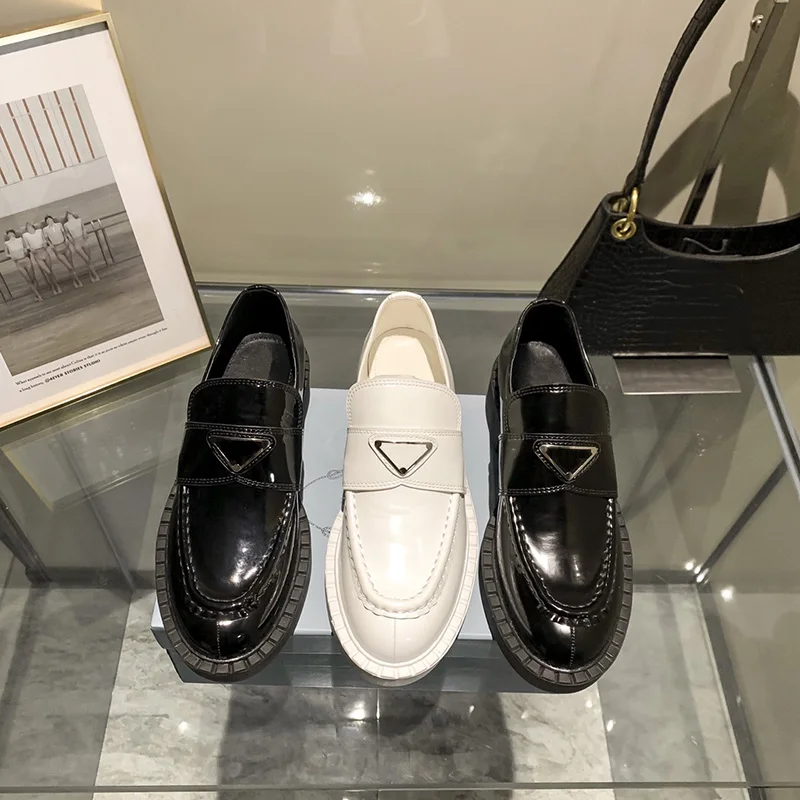 P Triangle Logo Original Famous Brand Trendy Flat Wedges Platform Chunky Black Patent Leather Luxury Women Loafers Shoes
P Triangle Logo Original Famous Brand Trendy Flat Wedges Platform Chunky Black Patent Leather Luxury Women Loafers Shoes