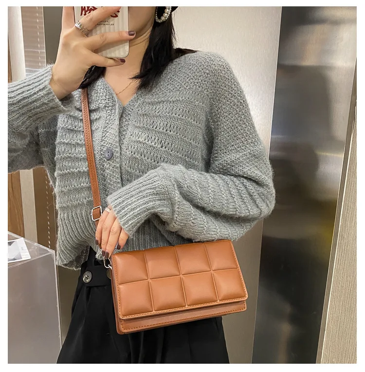 2022 New Korean version new lady bag street trend solid color one-shoulder armpit bag square bag
2022 New Korean version new lady bag street trend solid color one-shoulder armpit bag square bag
